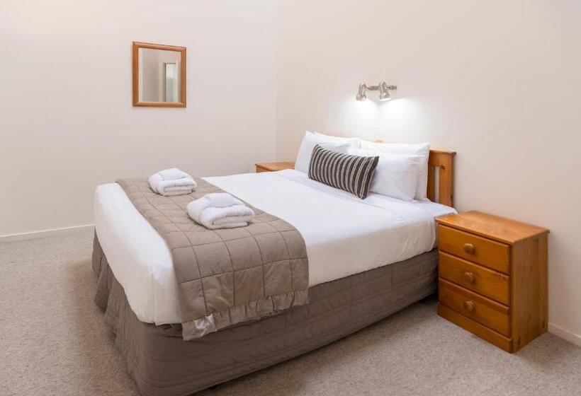 ３ベッドルームアパートメント, Courtenay Village