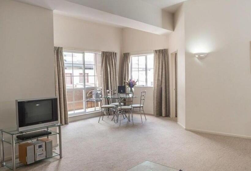 ２ベッドルームアパートメント, Courtenay Village