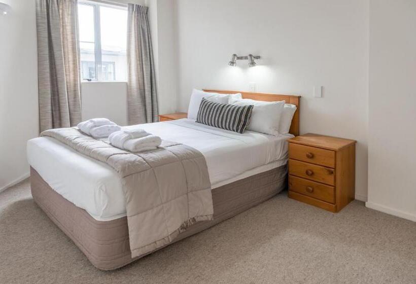 ３ベッドルームアパートメント, Courtenay Village