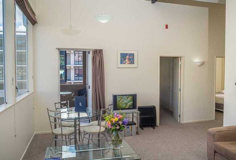 ３ベッドルームアパートメント, Courtenay Village