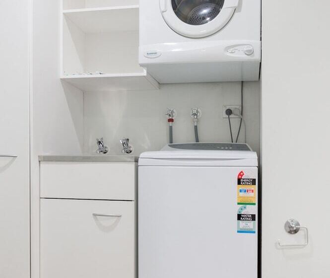 ３ベッドルームアパートメント, Courtenay Village