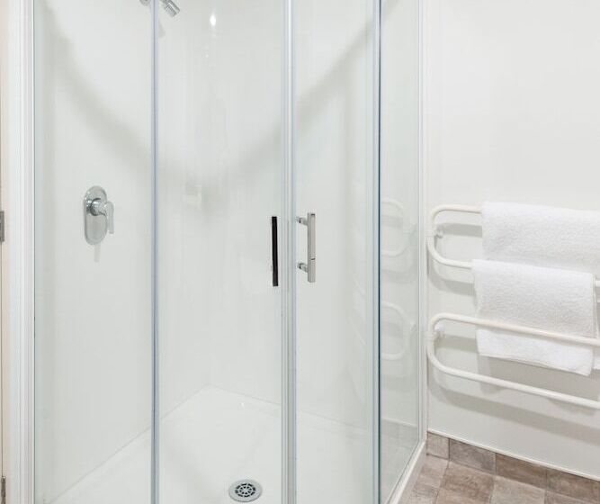 ３ベッドルームアパートメント, Courtenay Village