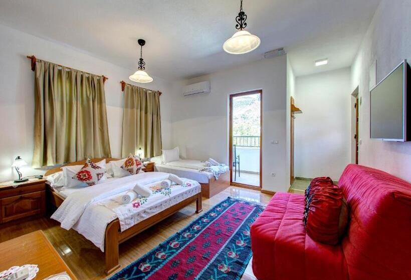 Standard Triple Room with Terrace, Almira