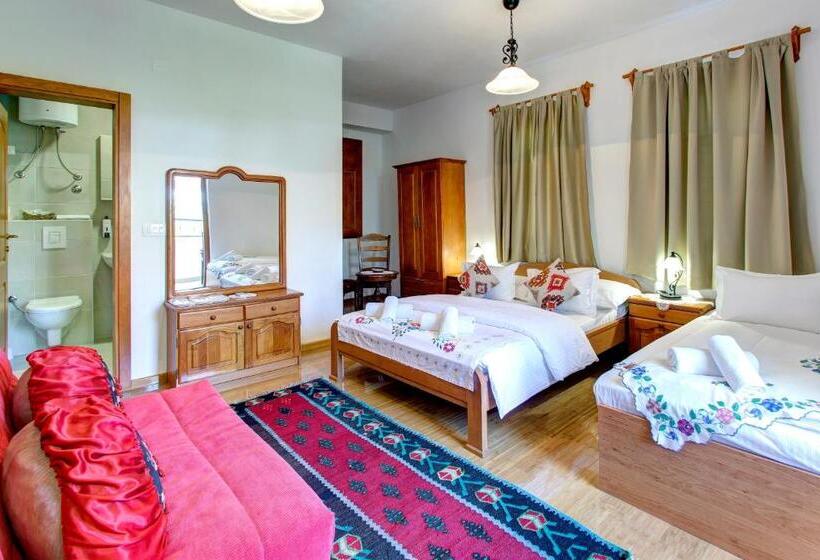 Standard Triple Room with Terrace, Almira