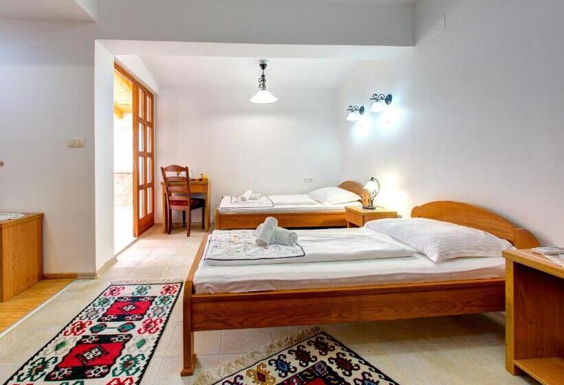 اتاق استاندارد چهارنفره با بالکن, Almira