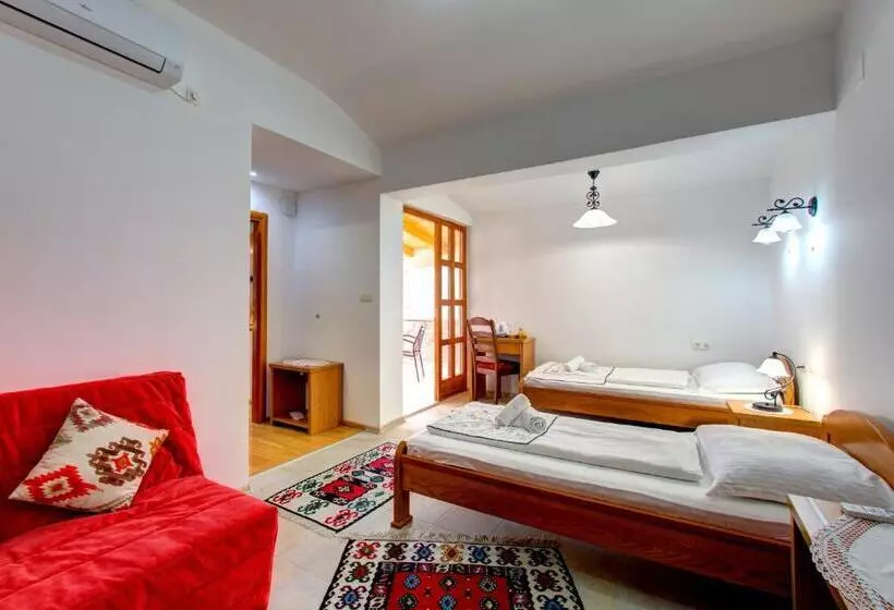 اتاق استاندارد چهارنفره با بالکن, Almira