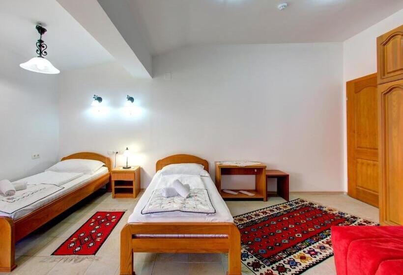 اتاق استاندارد چهارنفره با بالکن, Almira