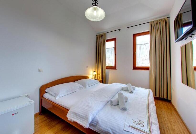 اتاق استاندارد چهارنفره با بالکن, Almira