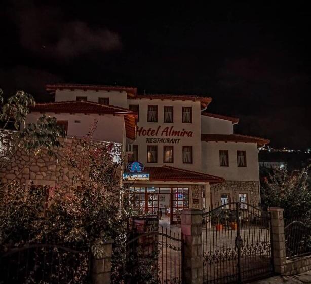 اتاق استاندارد چهارنفره با بالکن, Almira