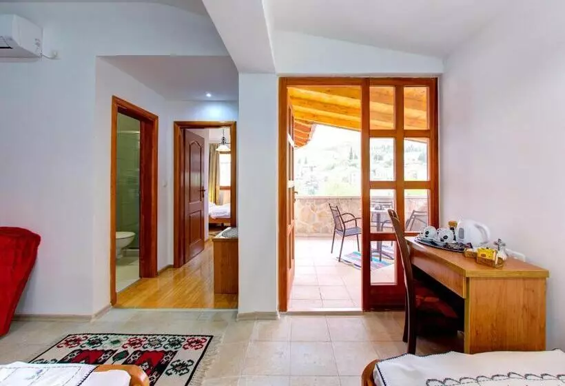 اتاق استاندارد چهارنفره با بالکن, Almira