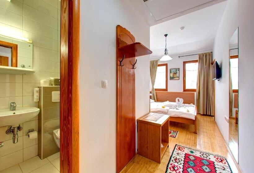 اتاق استاندارد چهارنفره با بالکن, Almira