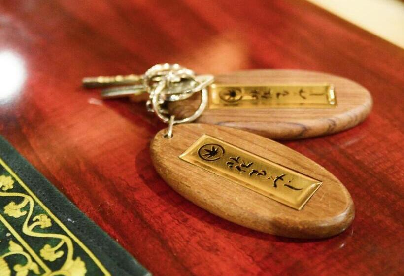 غرفة قياسية متصلة, Hana Momiji