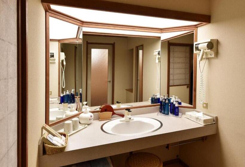 غرفة قياسية متصلة, Hana Momiji