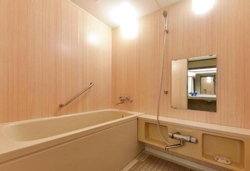 غرفة قياسية متصلة, Hana Momiji