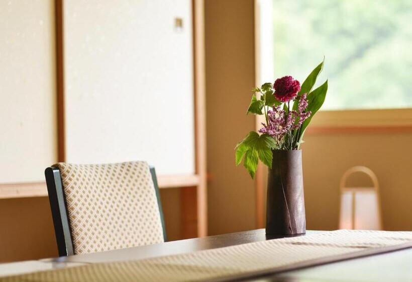 غرفة كومفورت, Hana Momiji