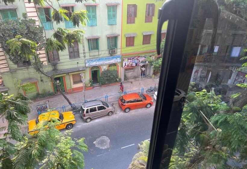 חדר דלוקס, Aston International