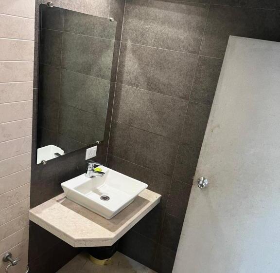 חדר דלוקס, Aston International