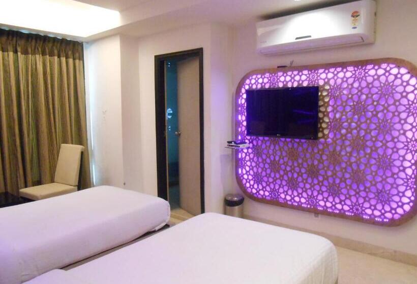 חדר דלוקס, Aston International