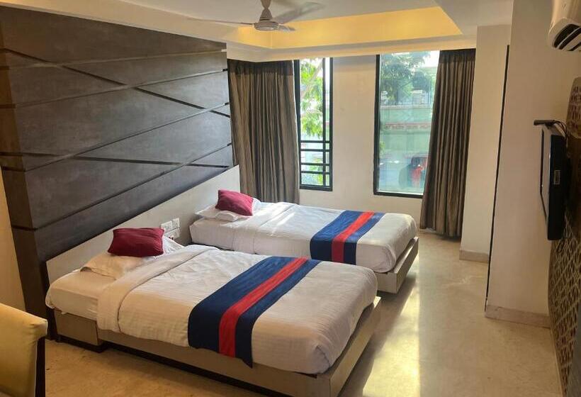 חדר דלוקס, Aston International