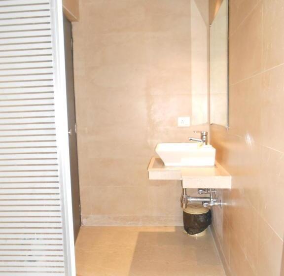 חדר דלוקס, Aston International