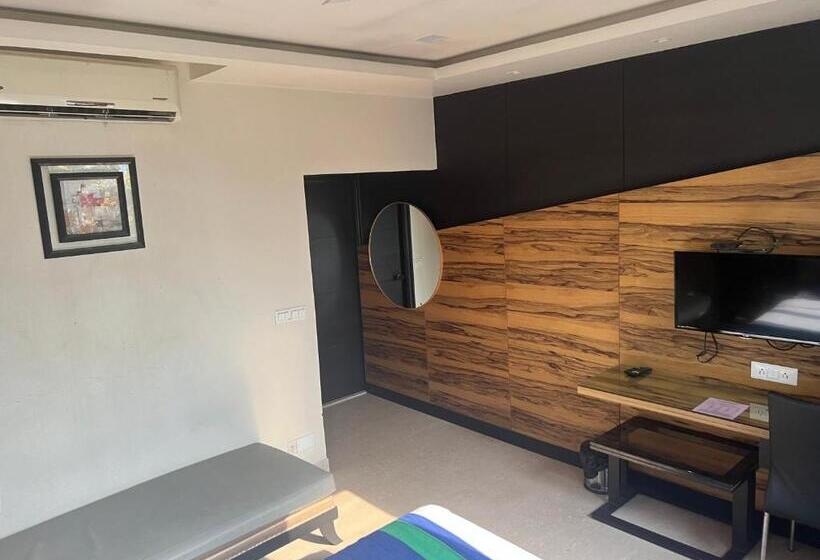 סוויטה, Aston International