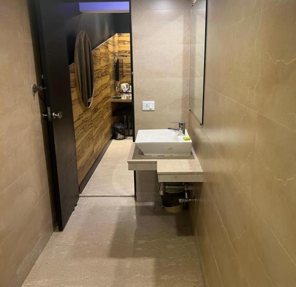 סוויטה, Aston International