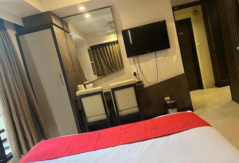 חדר דלוקס, Aston International