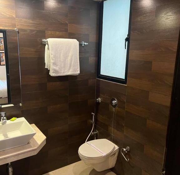 חדר דלוקס, Aston International