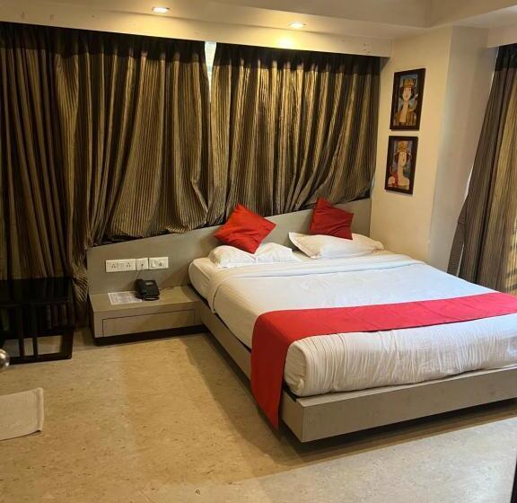 חדר דלוקס, Aston International