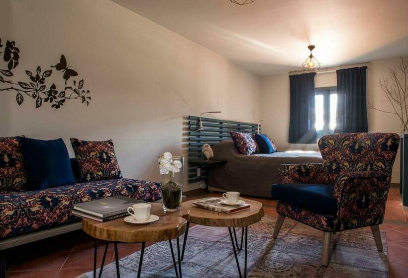 سوییت, La Maison Des Cèdres