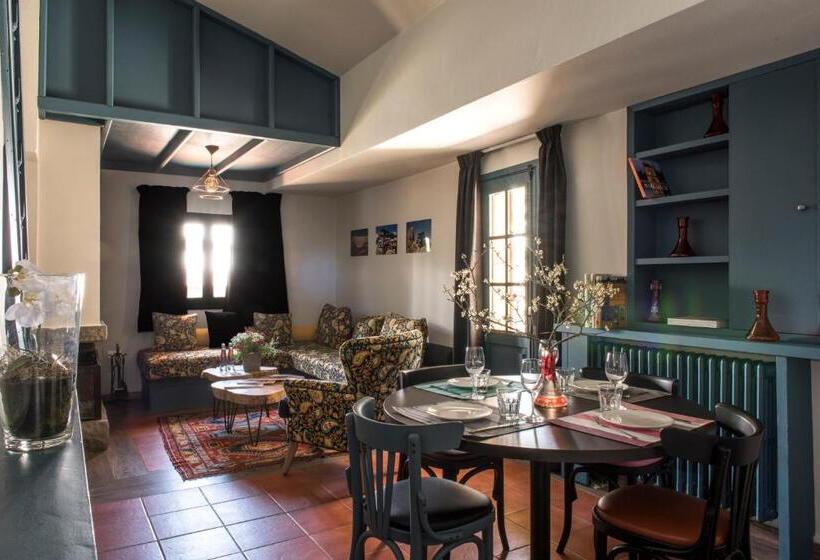 سوییت دوبلکس, La Maison Des Cèdres