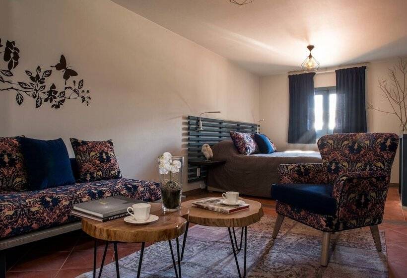 سوییت خانوادگی, La Maison Des Cèdres