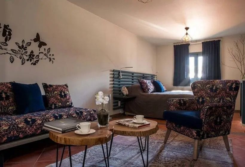 سوییت خانوادگی, La Maison Des Cèdres