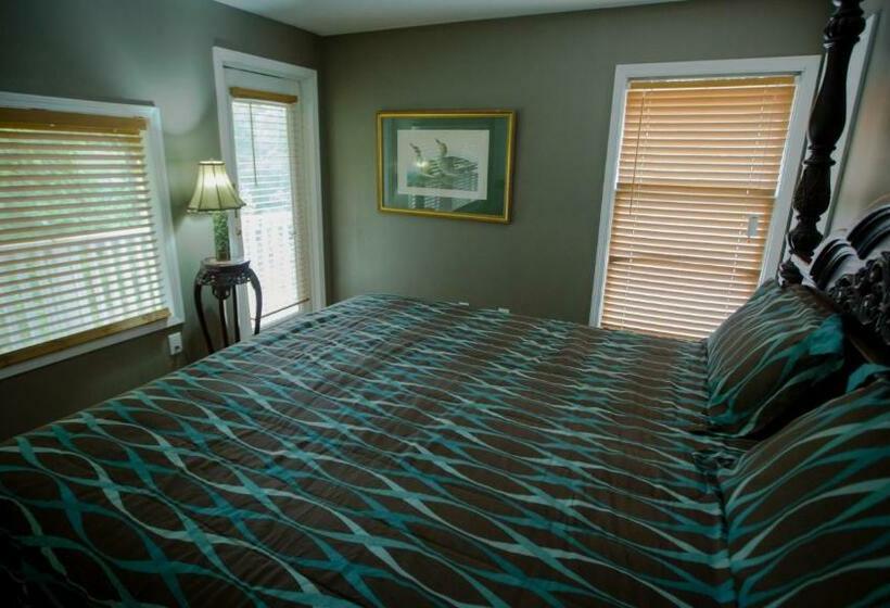 جناح مزوَّد بشرفة, Village Studios