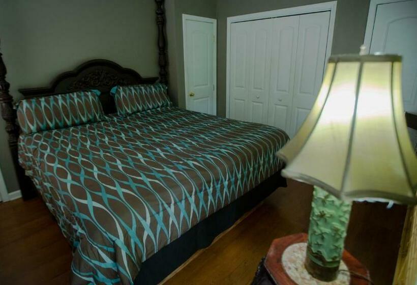 جناح مزوَّد بشرفة, Village Studios