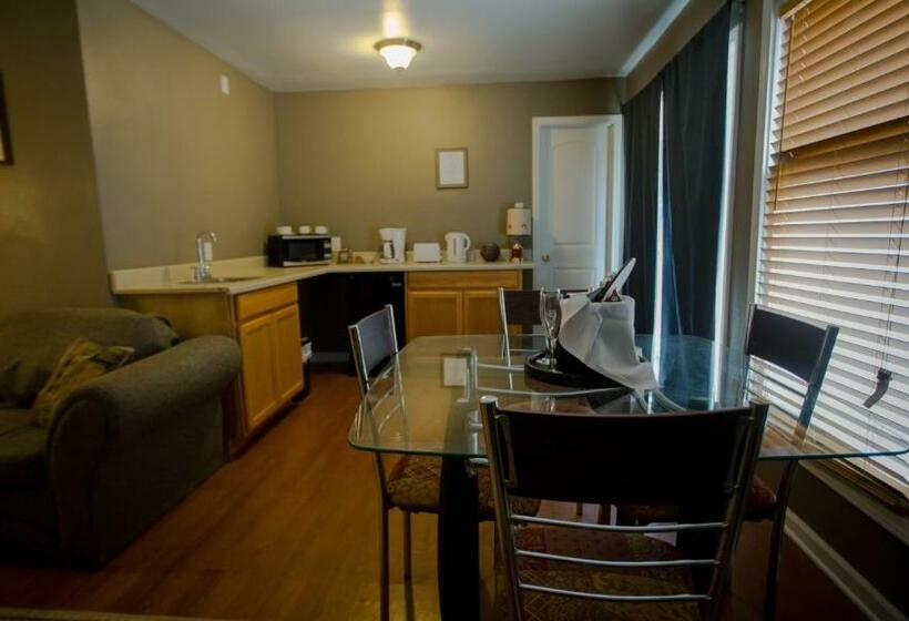 جناح مزوَّد بشرفة, Village Studios