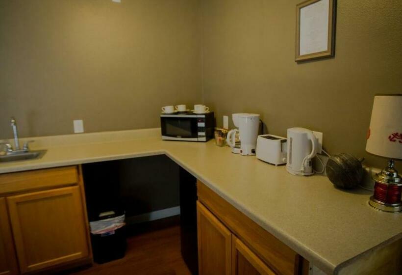 جناح مزوَّد بشرفة, Village Studios