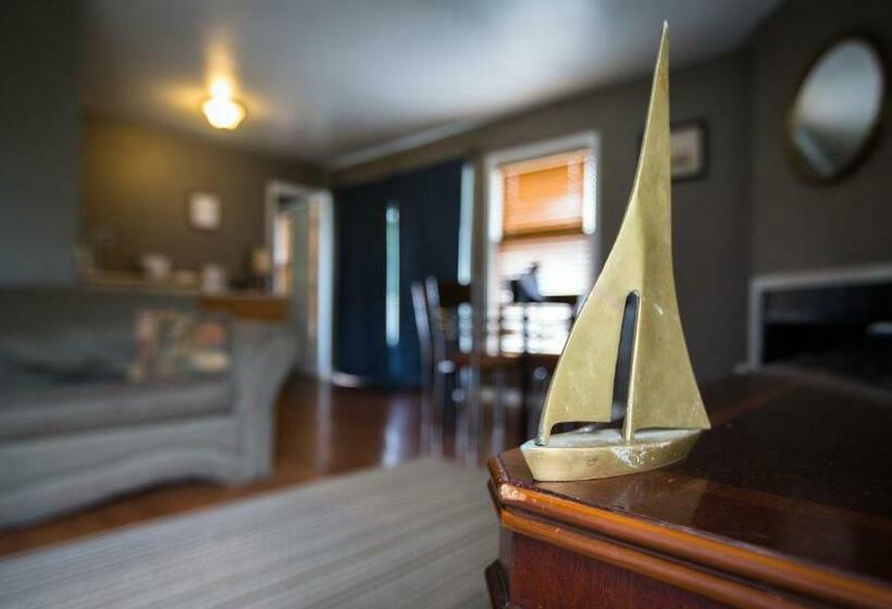 جناح مزوَّد بشرفة, Village Studios