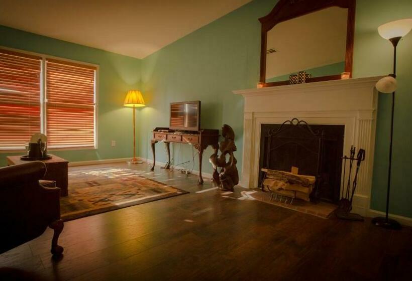 جناح عائلي, Village Studios