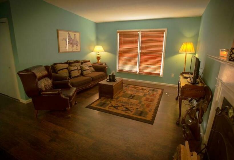 جناح عائلي, Village Studios