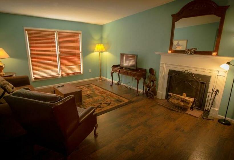 جناح عائلي, Village Studios