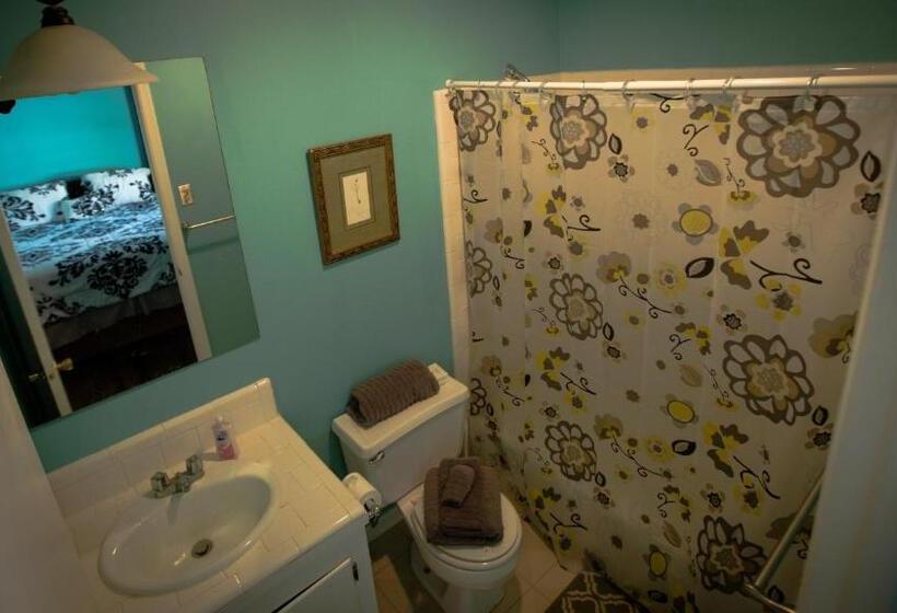 جناح عائلي, Village Studios