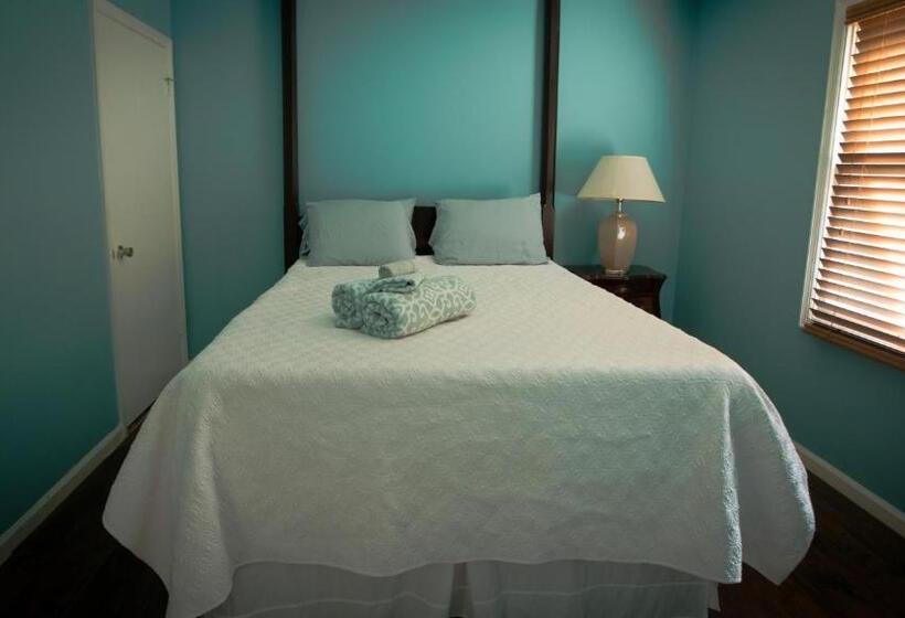 جناح عائلي, Village Studios