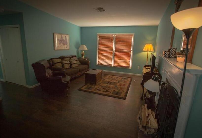 جناح عائلي, Village Studios