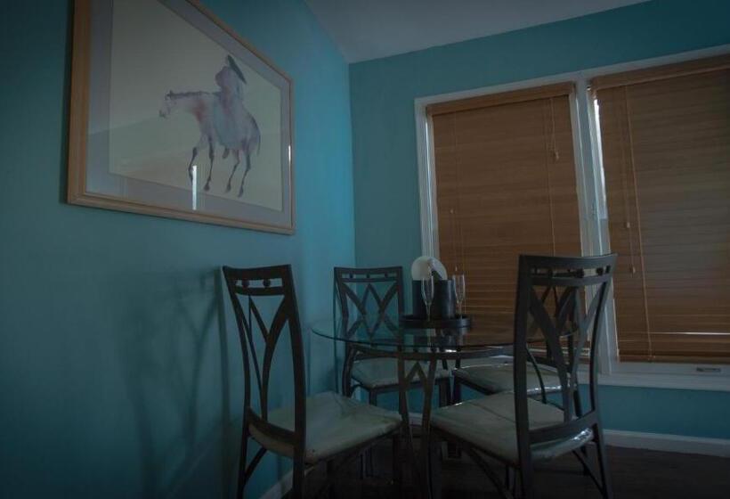 جناح عائلي, Village Studios