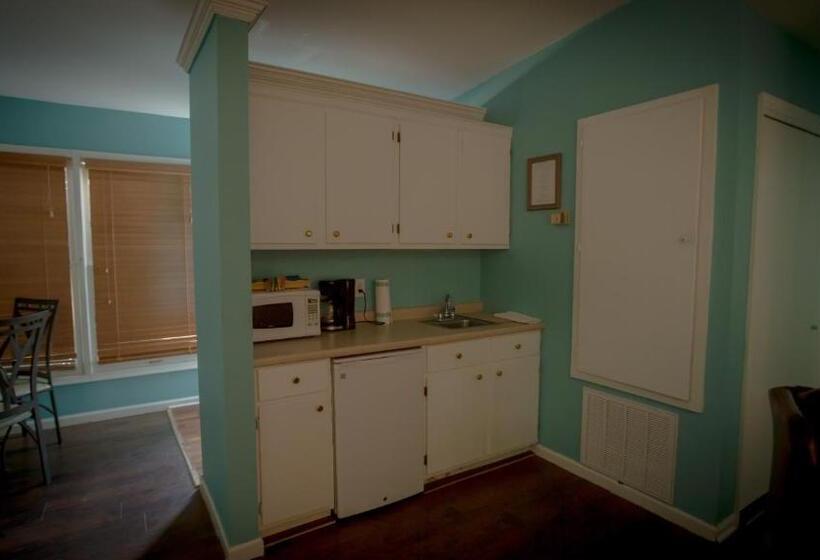 جناح عائلي, Village Studios