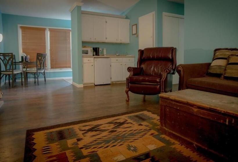 جناح عائلي, Village Studios