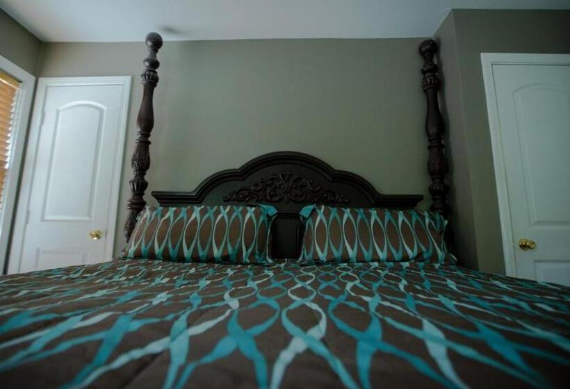 جناح مزود بتراس, Village Studios