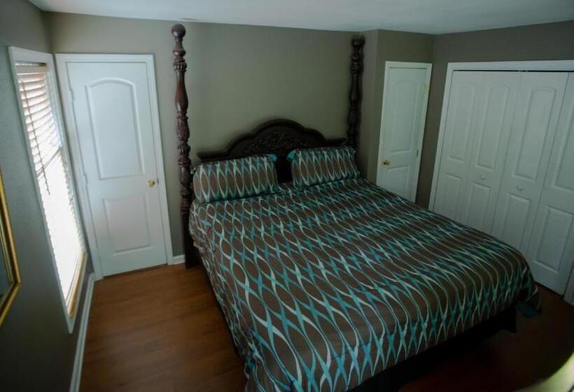 جناح مزود بتراس, Village Studios