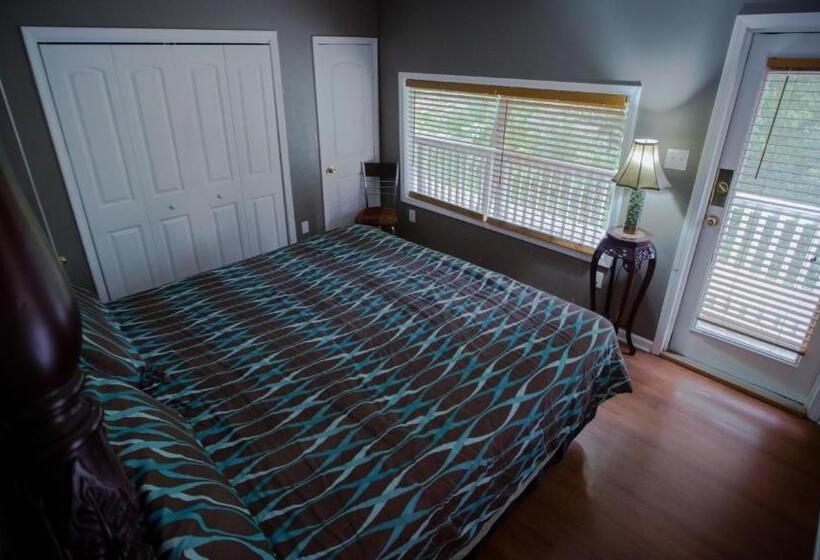 جناح مزود بتراس, Village Studios